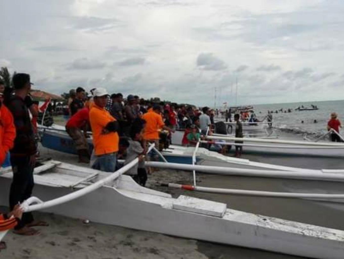 Lomba Balap Perahu Di Pantai Ammani Desa Mattiro Tasi