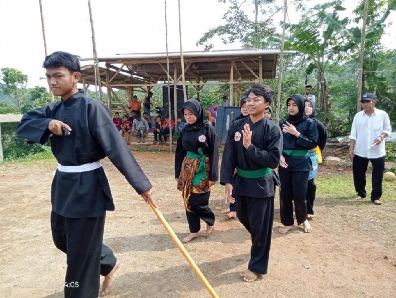 Kesenian Seni Beladiri Pencak Silat Kujang Kencana