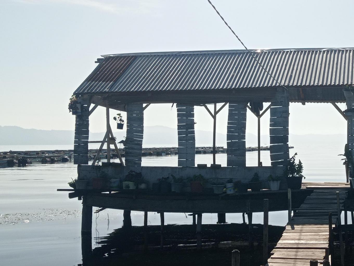 Memancing Di Pinggir Danau Toba