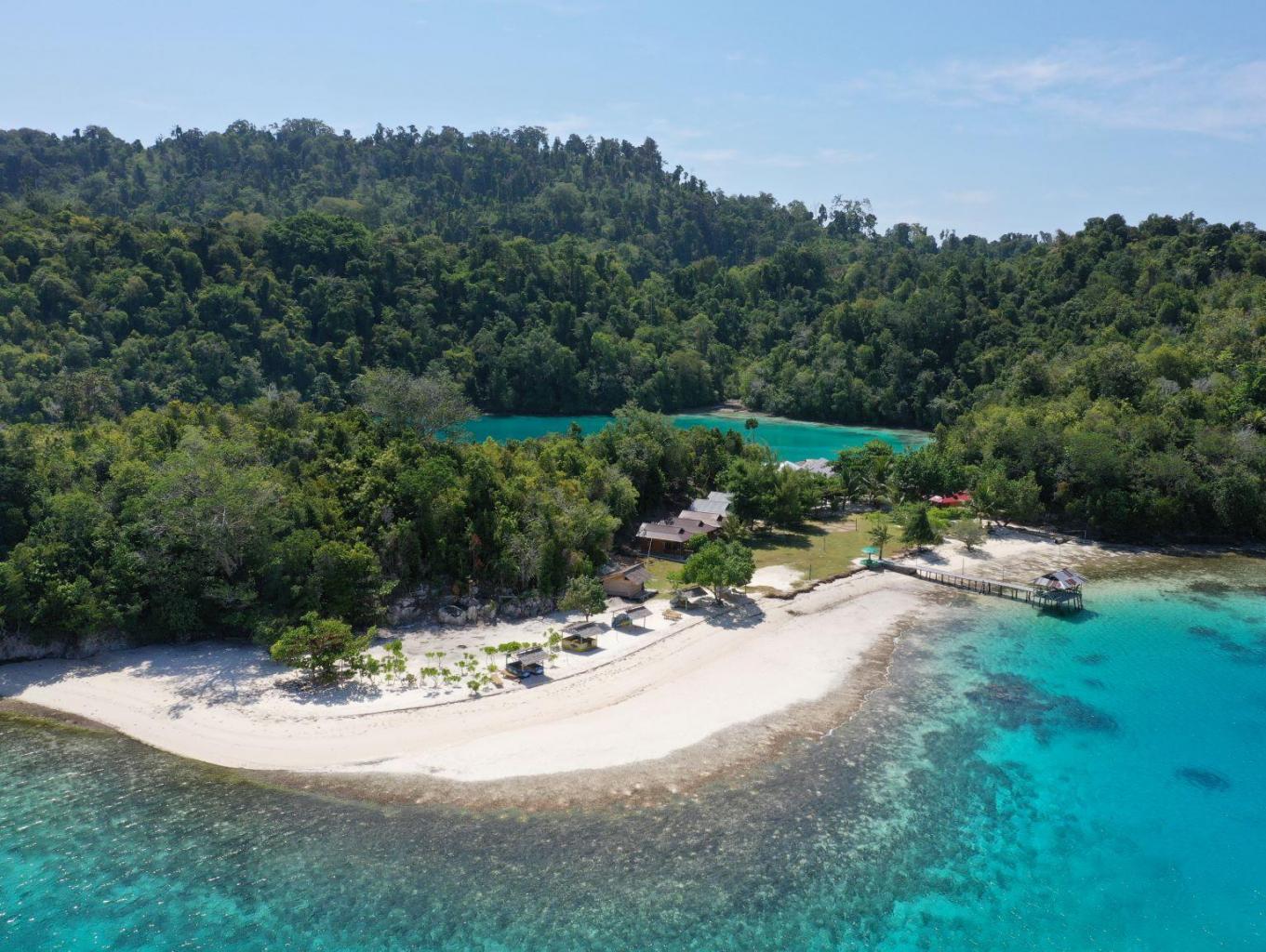 Pantai Pasir Putih Lestari