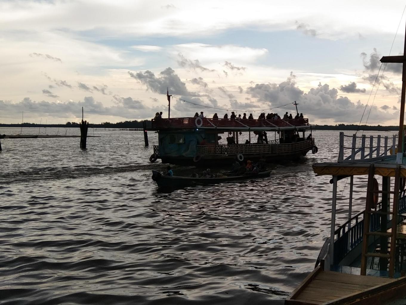 Kapal Wisata Susur Sungai Muare Kakap