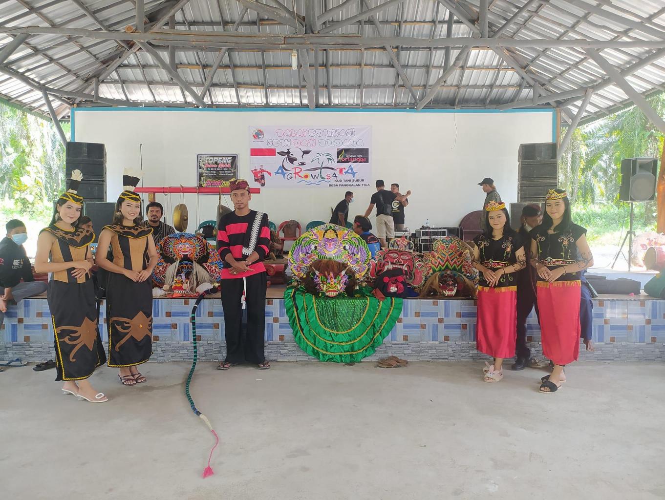 Menikmati Wahana Dan Pertunjukan Seni