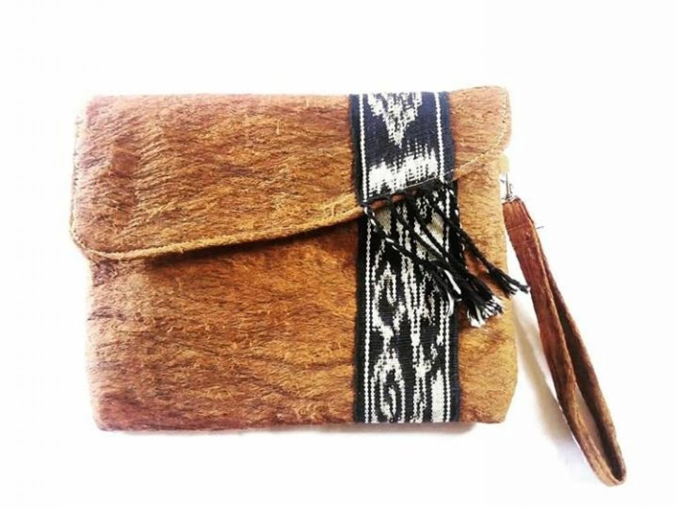 Tas Kulit Kayu Kombinasi Tenun Ikat