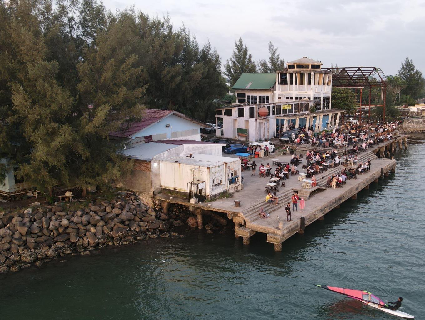 Ngopi Di Pinggir Pantai Cermin Ulee Lheue