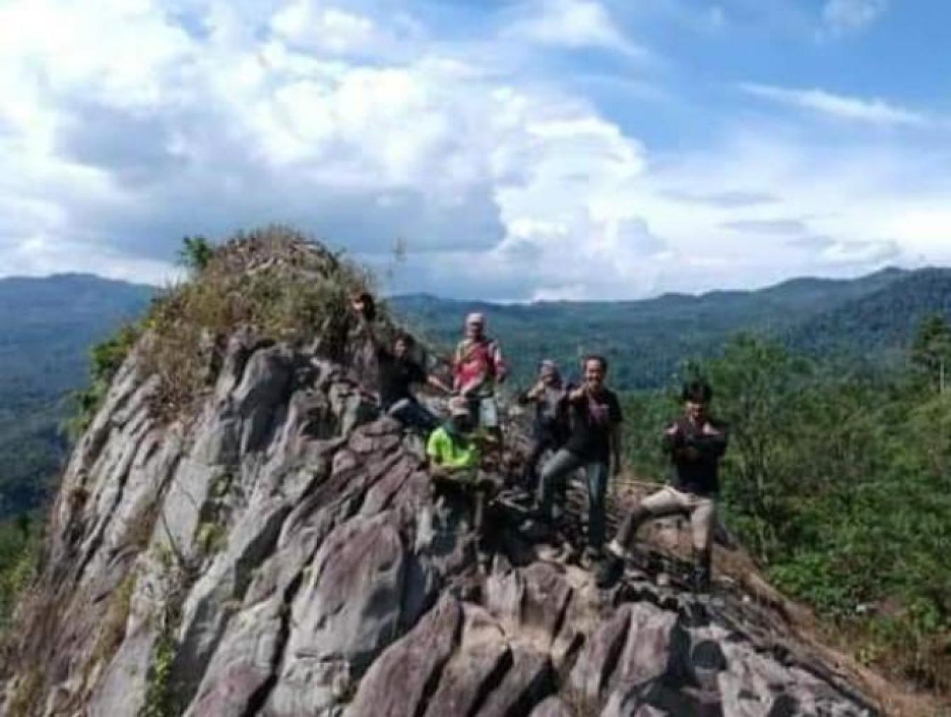Kegiatan Trcak Panjat Tebing Alami