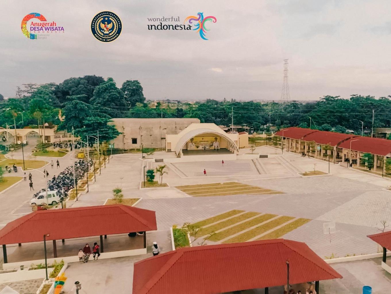 Plaza Pengunjung Dan Panggung Hiburan