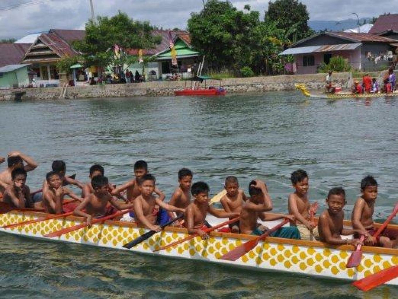 Lomba Perahu Naga