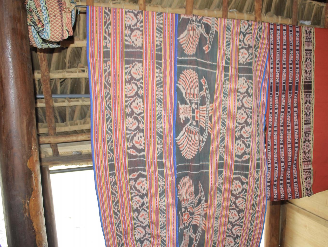 Kain Tenun Pria Motif Garuda
