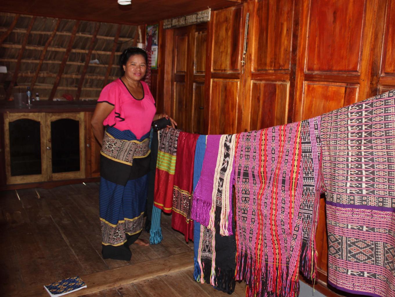 Kain Tenun Ikat  Kamanasa