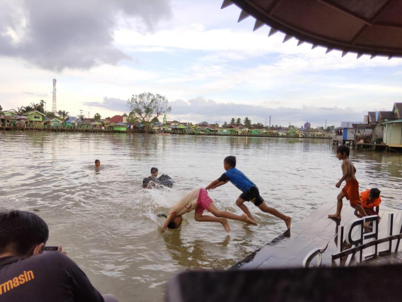 Mandi(berenang) di Sungai