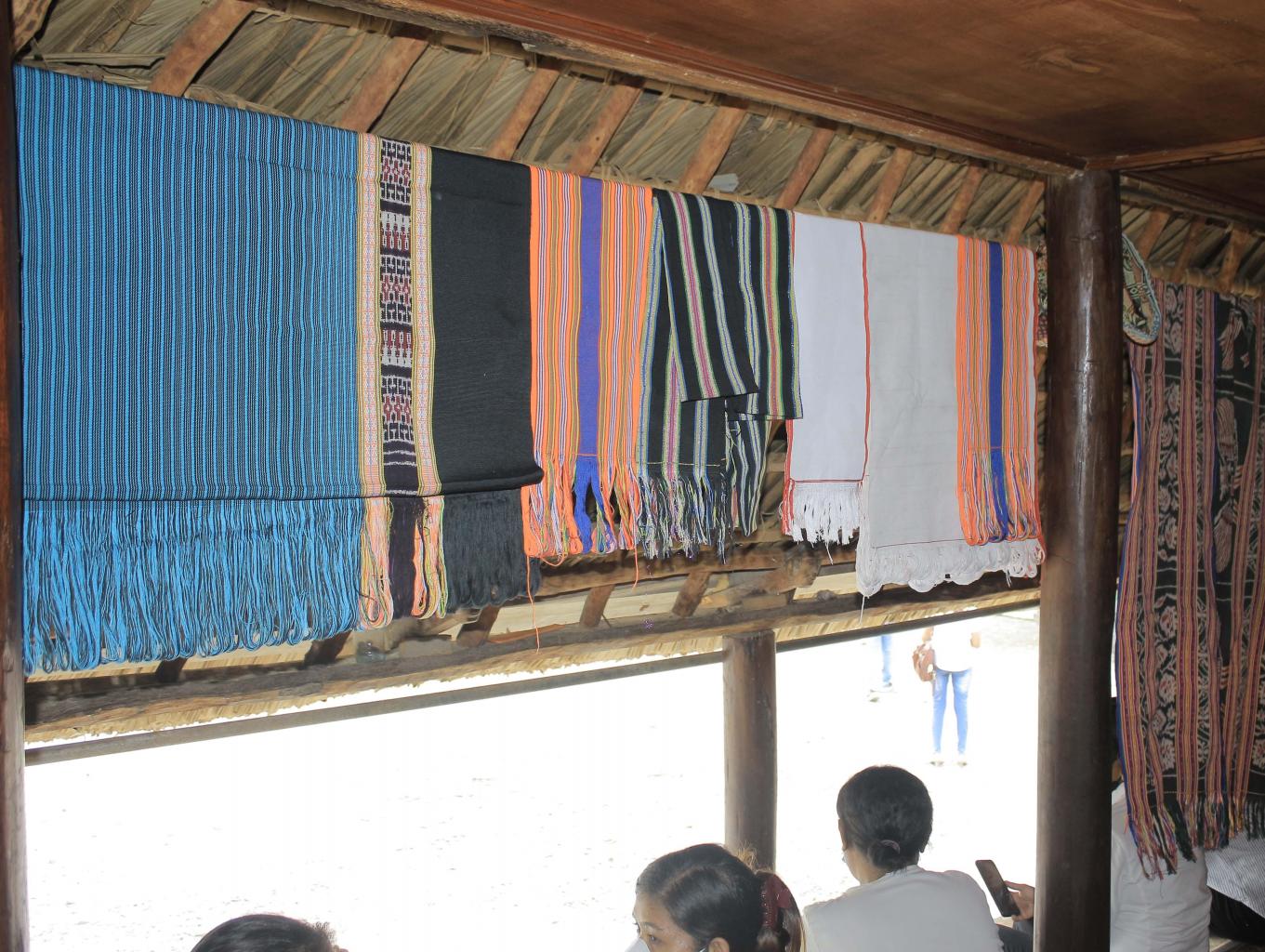 Tenun Ikat Desa Kamanasa
