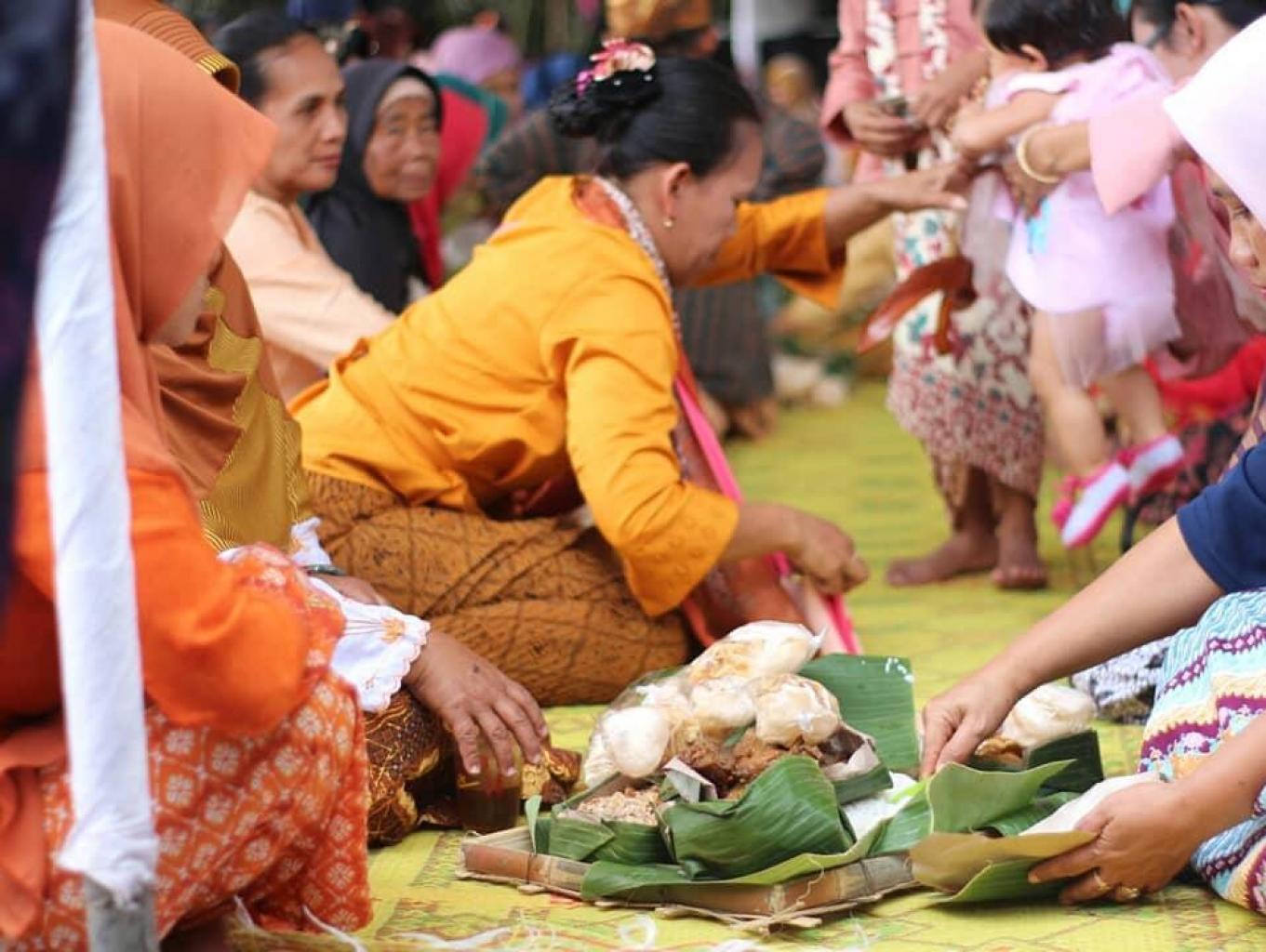 Tradisi Merti Dusun Dan Kembul Bujana (makan Bersama)