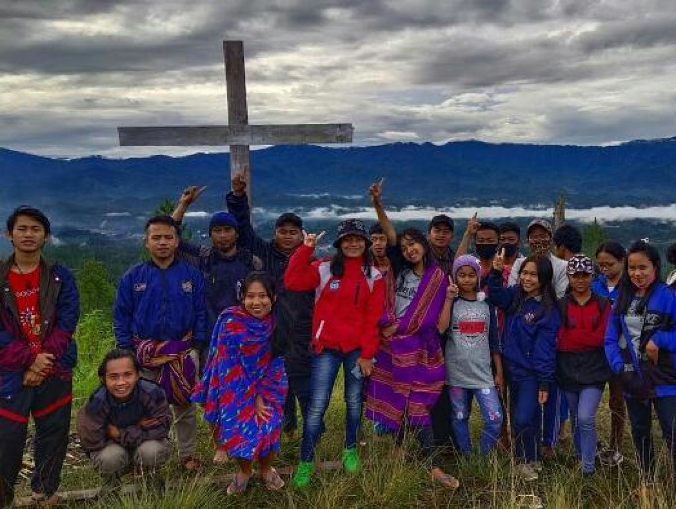 Melakukan Ibadah Padang Bersama Para Muda Mudi Desa Bubun Batu
