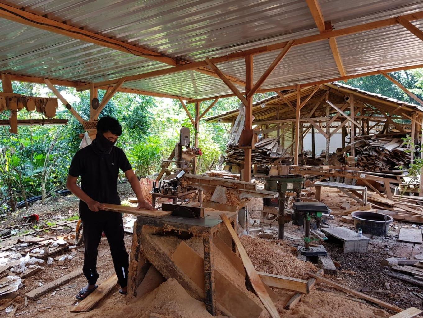 Proses Pembuatan Souvenir Plakat Kayu