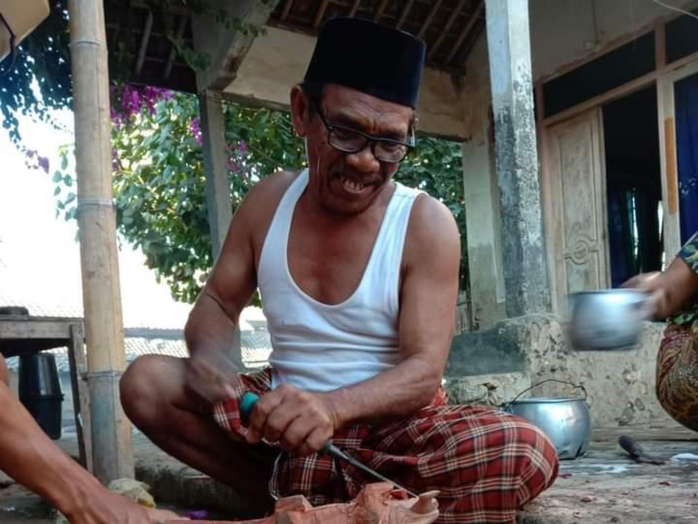 Satu-satunya Pengerajin Patung Komodo Yang Ada Di Desa Pulau Maringkik