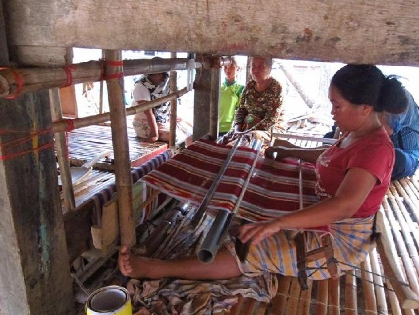 Kain Tenun Khas Desa Pulau Maringkik