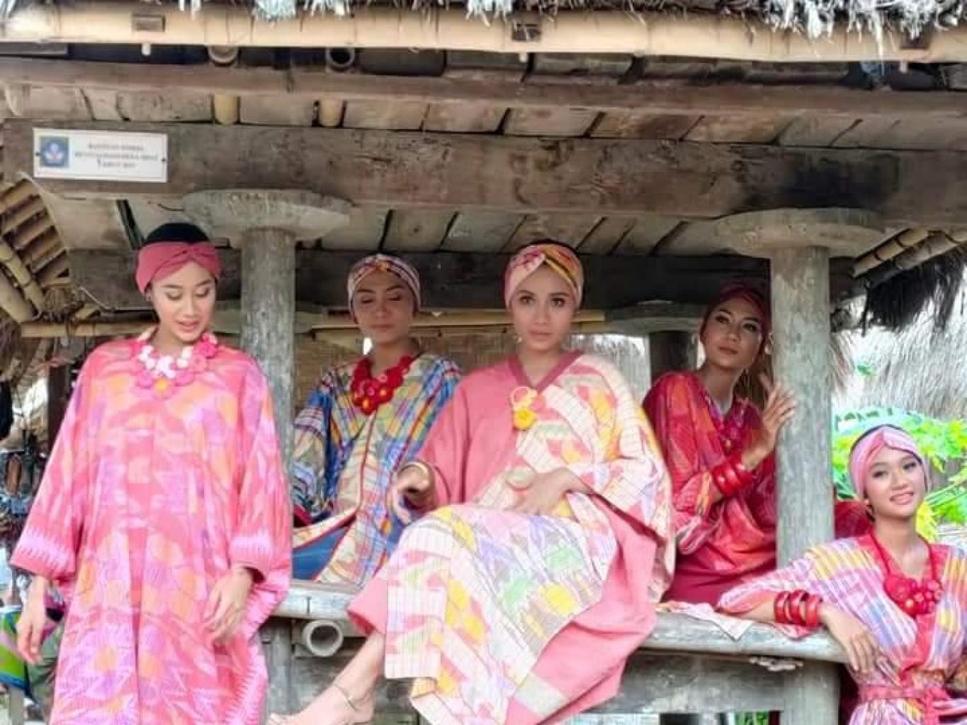 Kain Tenun Khas Desa Pulau Maringkik