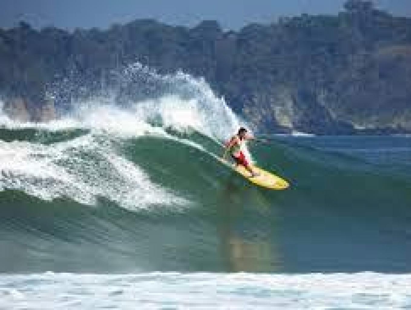Surving Di Pantai Sawarna