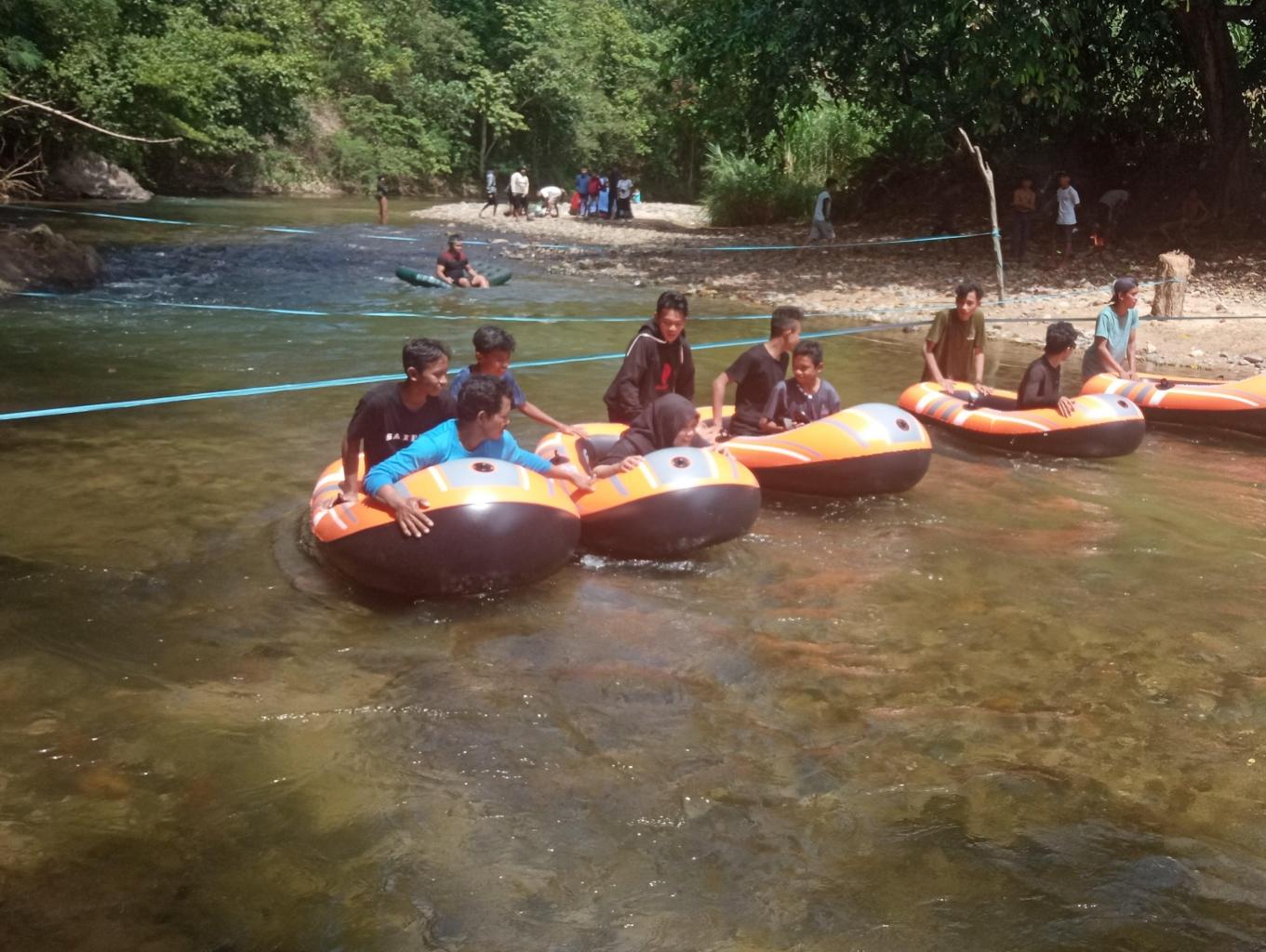 Bermain Perahu Karet Di Sungai