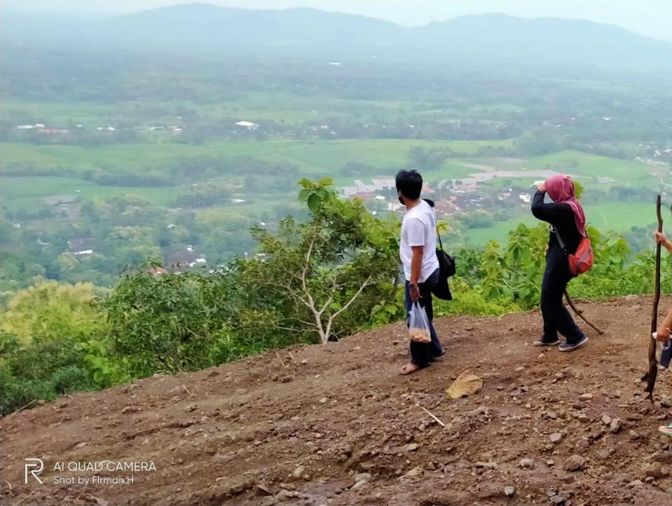 Atraksi di Puncak Bungkuk View Gunung Bungkuk And The Explorer