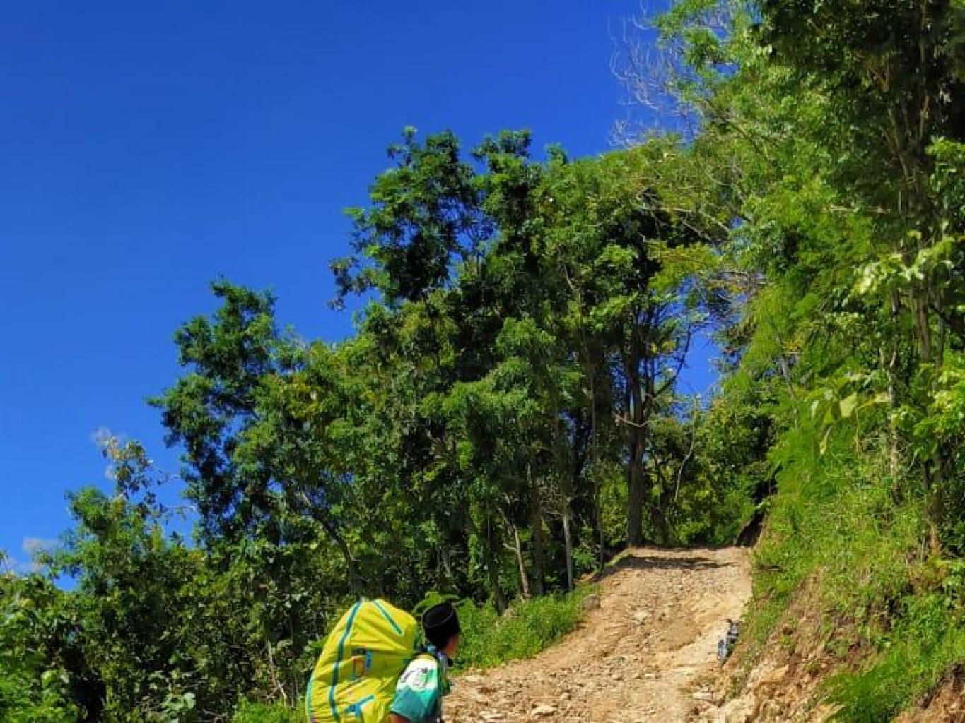 Atraksi Paralayang menuju Take Off Point di  Puncak Bungkuk