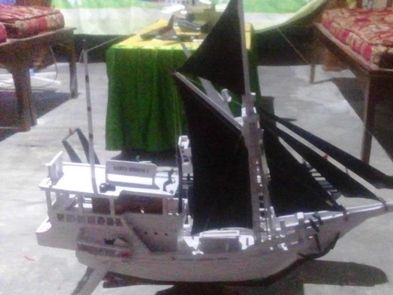 Miniatur Perahu Phinisi