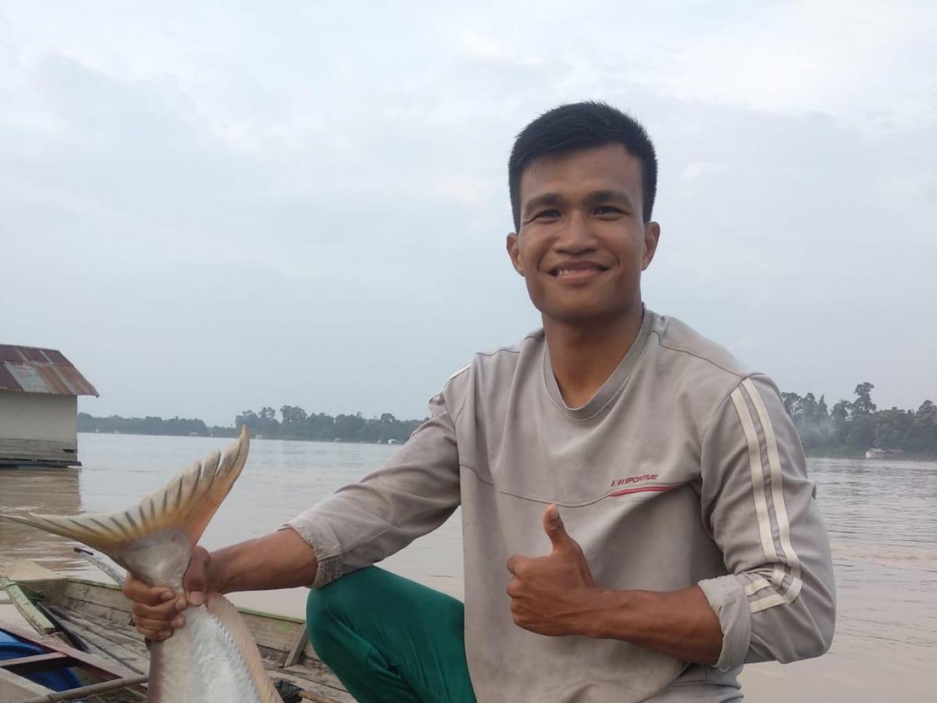 Mancing Ikan Sungai Dengan Cara Tradisional Di Area Khusus Wisata Lubuk Guci