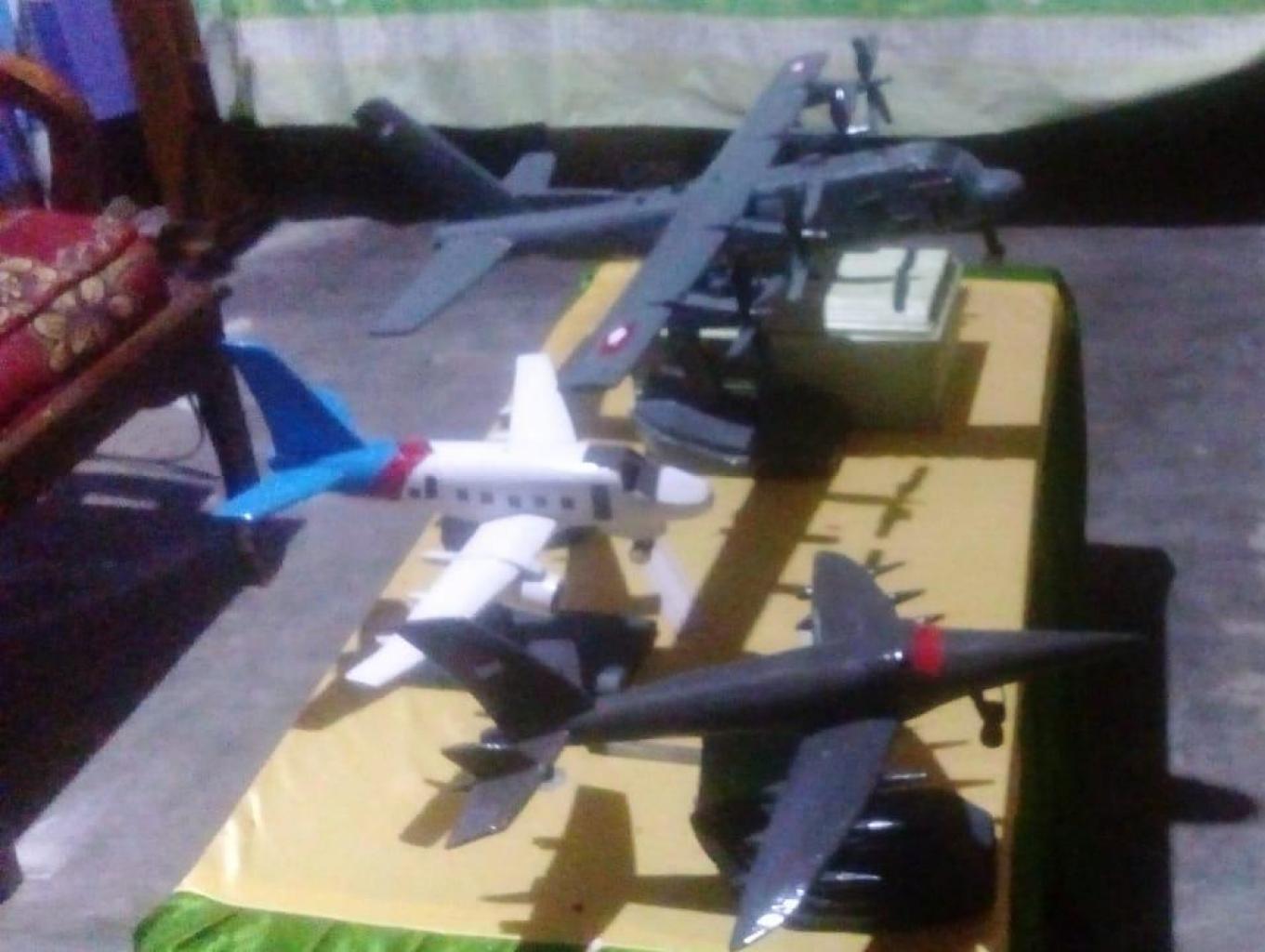 Miniatur Pesawat Terbang