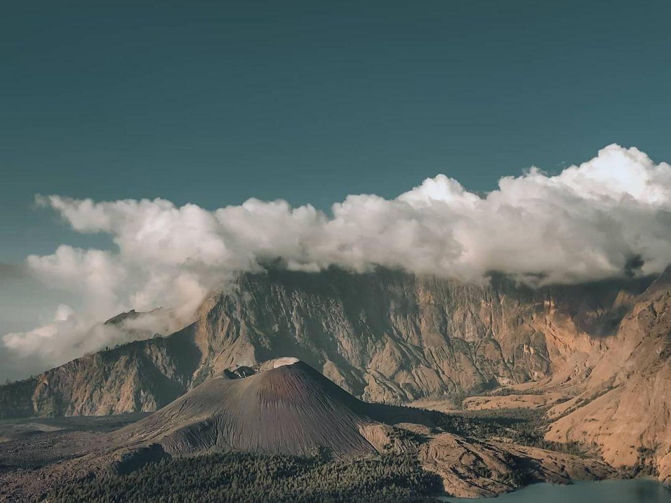 Pelawangan Umar Maye Desa Aik Berik (trekking Rinjani Via Aik Berik)