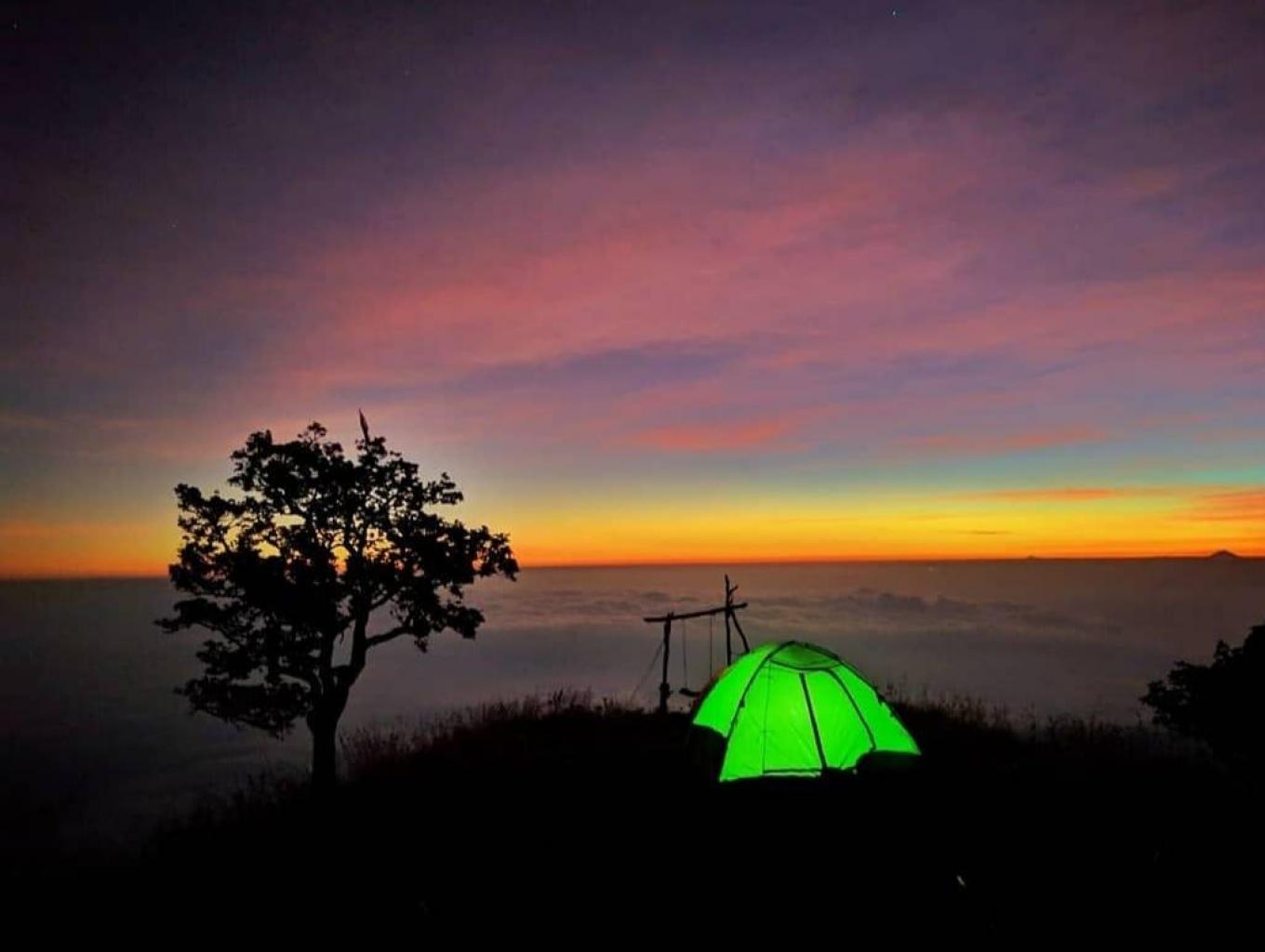 View Matahari Terbenam Di Campsite Menuju Gunung Kondo (second Summit Of Rinjani)