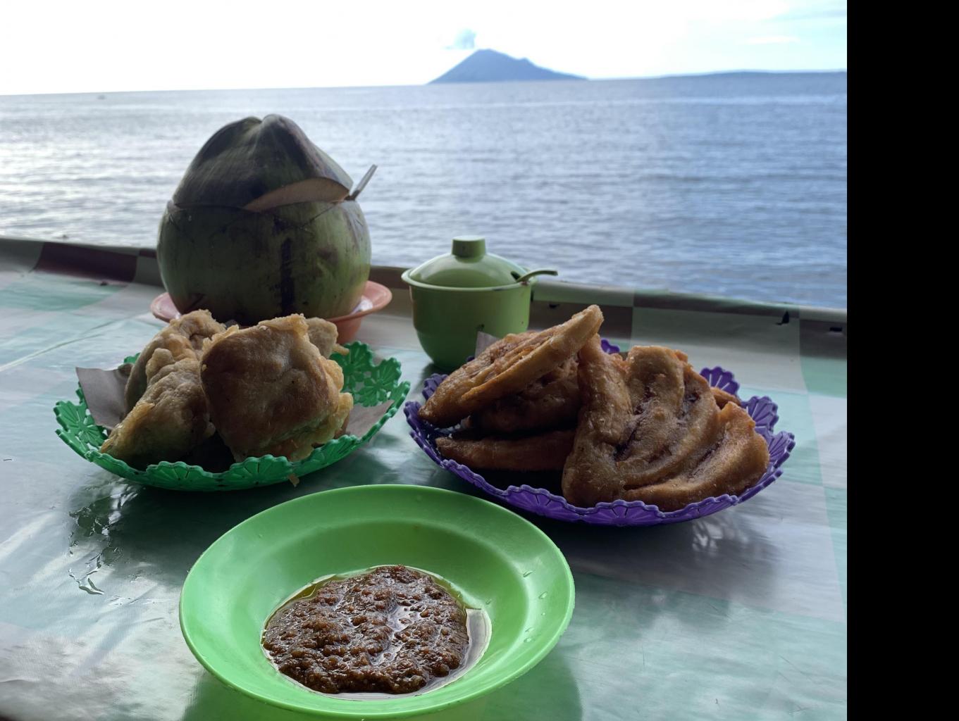 Paket Pisang Goreng, Tahu Isi Dan Es Kelapa Muda Gula Merah