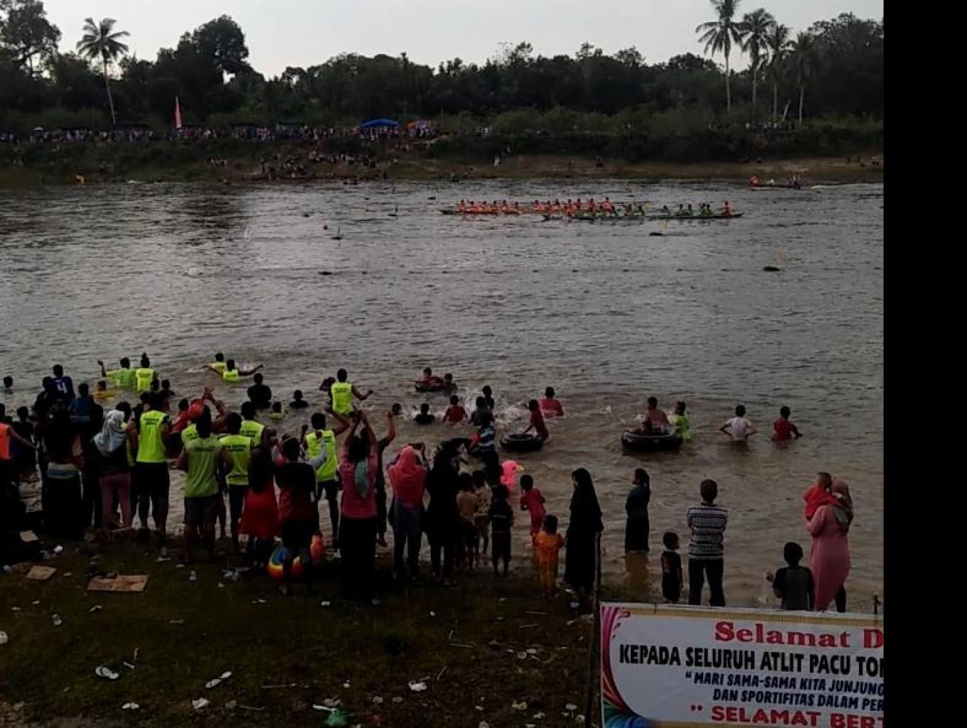 Pacu Tongkang Melawan Arus
