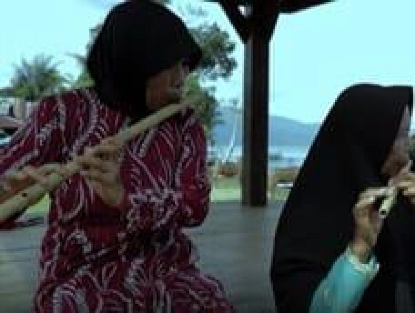 Mesiloli (memainkan Suling)
