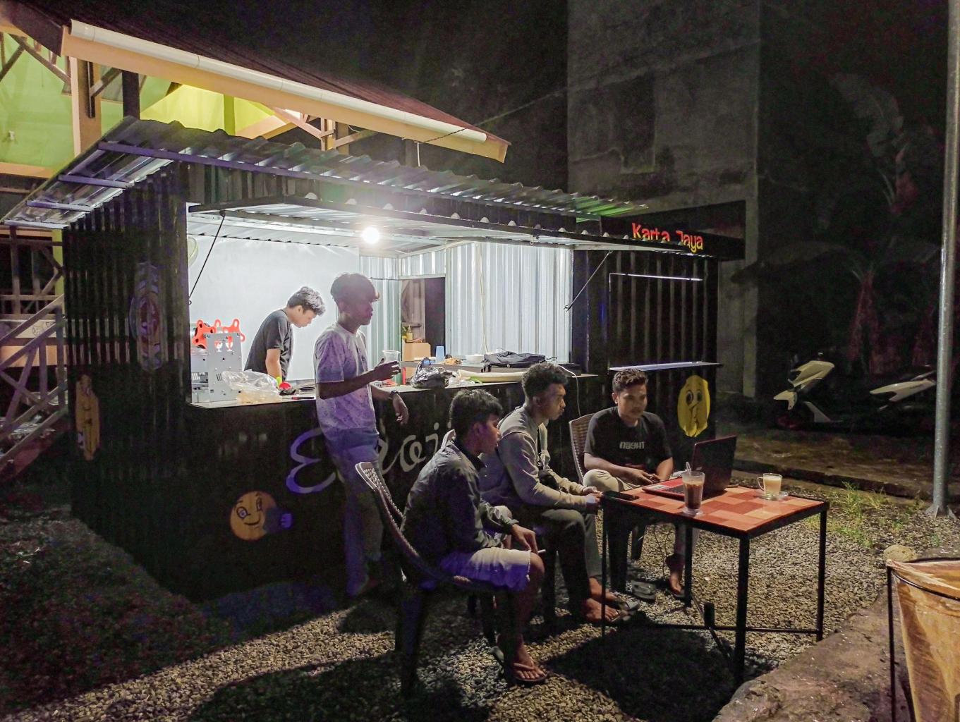 Emoji Cafe