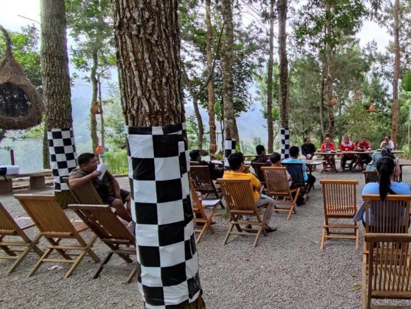 Resto Outdoor Taman Wisata Genilangit