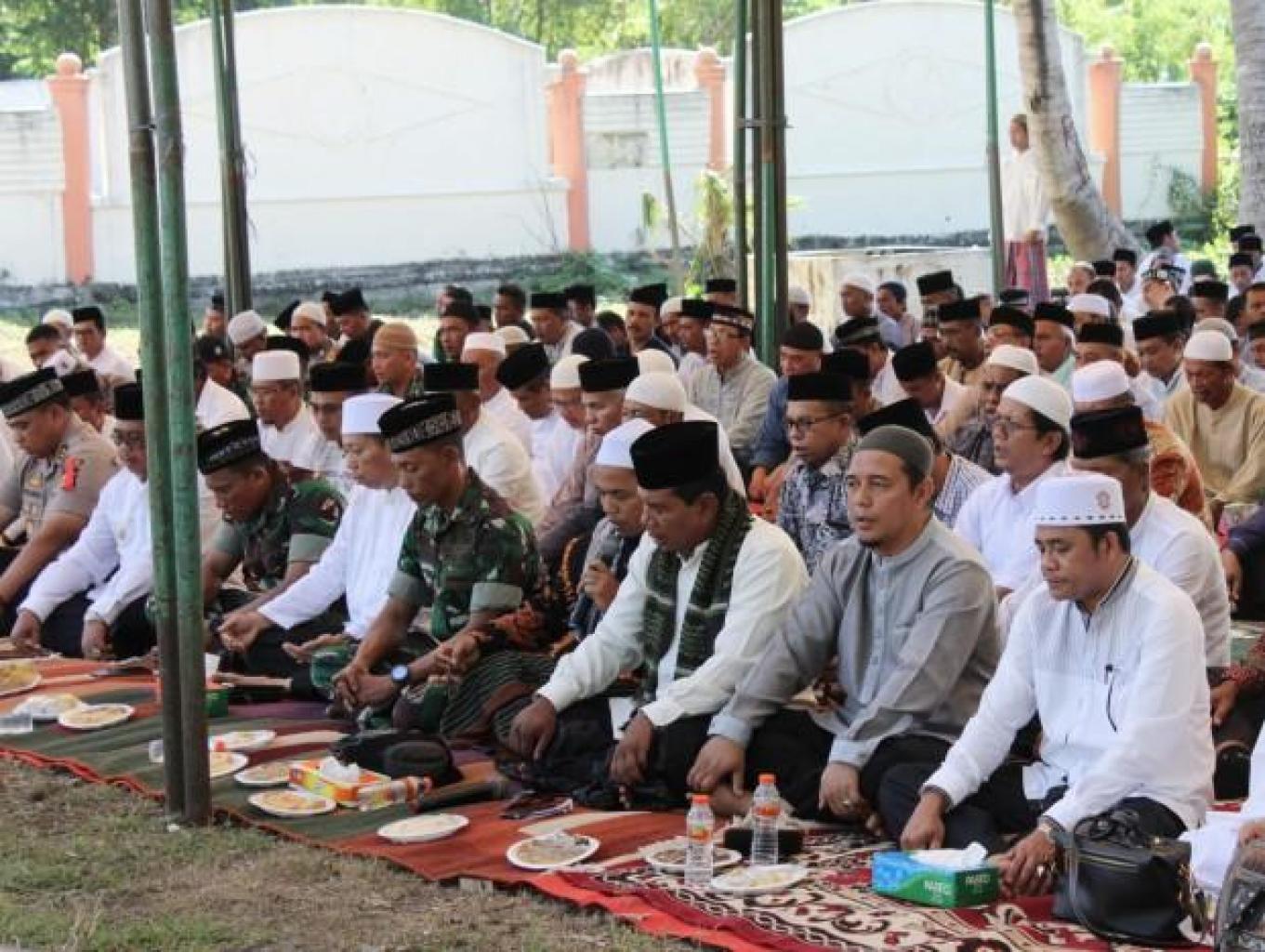 Doa Bersama Di Makam Tsunami