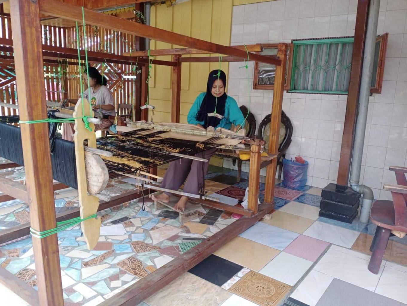 Pembuatan Kain Tenun Songket Batu Bara Oleh Pengrajin