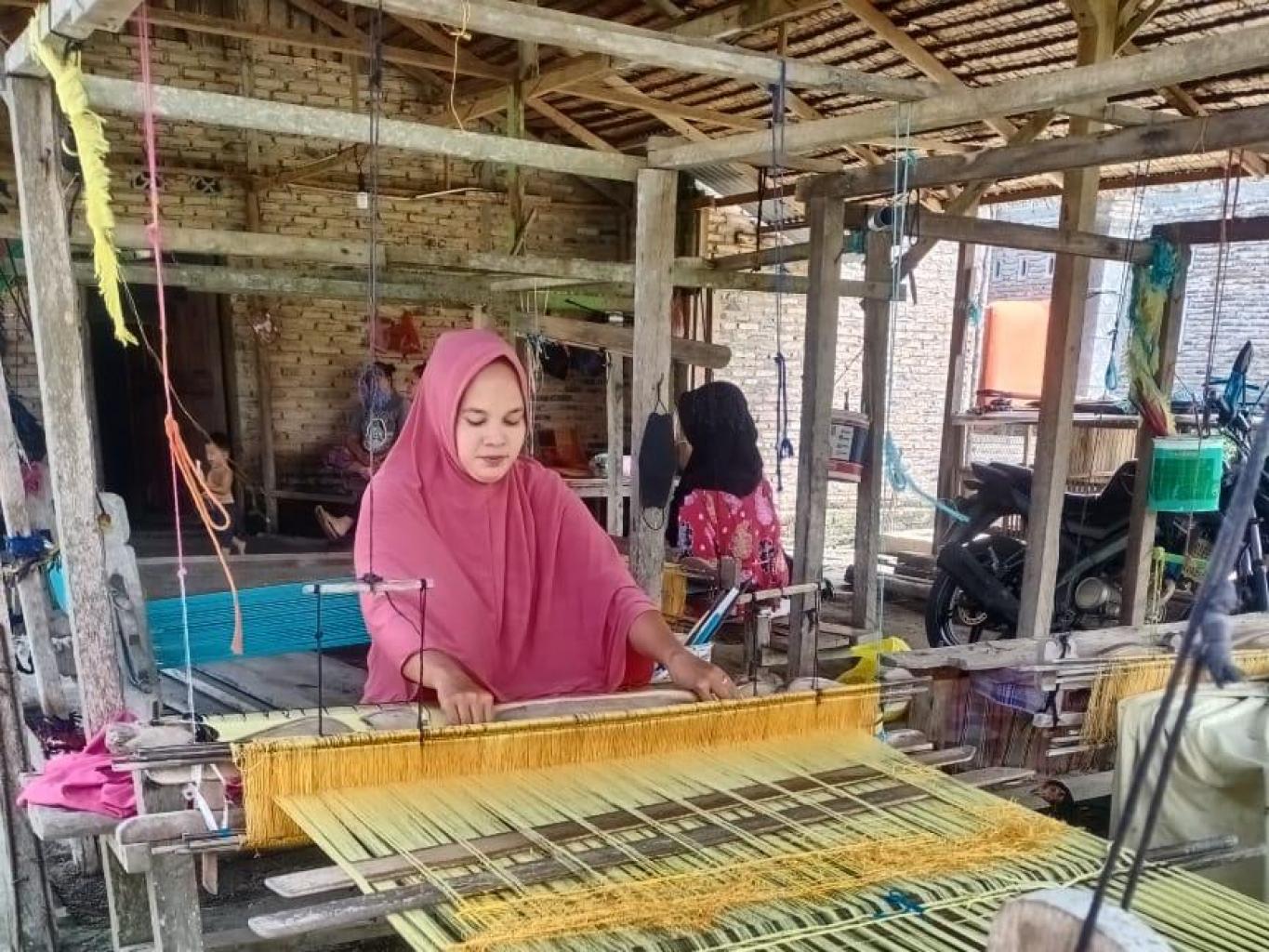 Pembuatan Kain Tenun Songket Batu Bara Oleh Pengrajin
