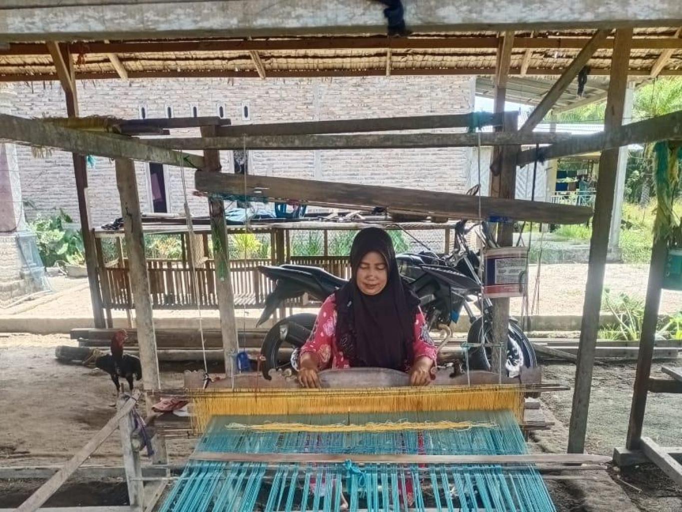 Pembuatan Kain Tenun Songket Batu Bara Oleh Pengrajin