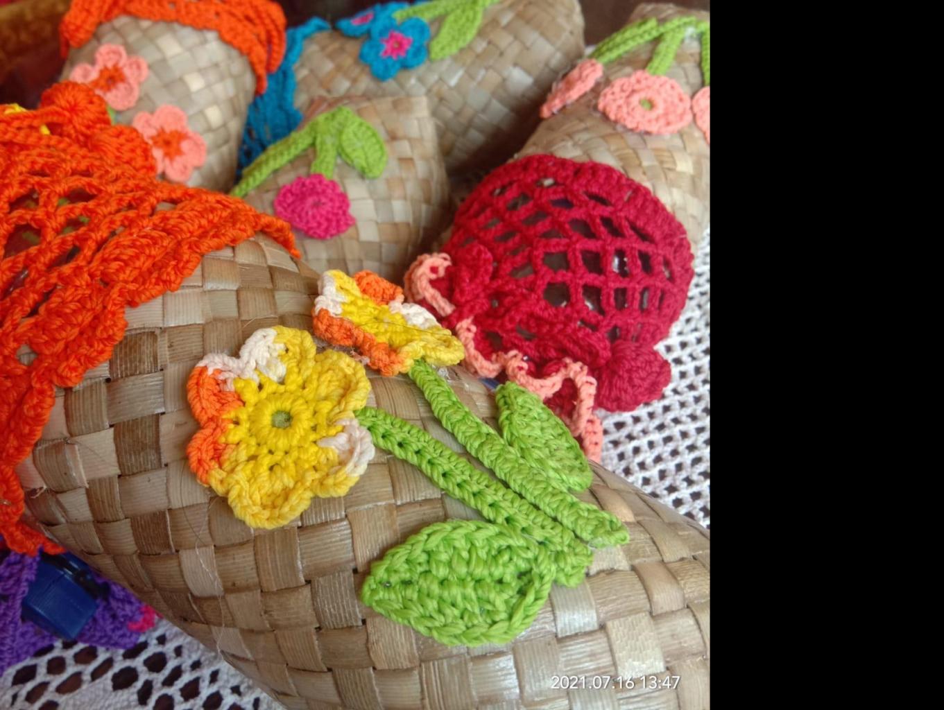 Mini Pouch Dari Kombinasi Daun Lais Dan Rajutan