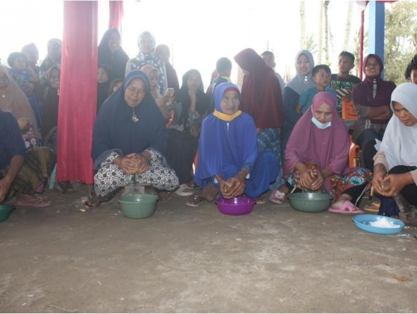 Lomba Memarut  Kelapa