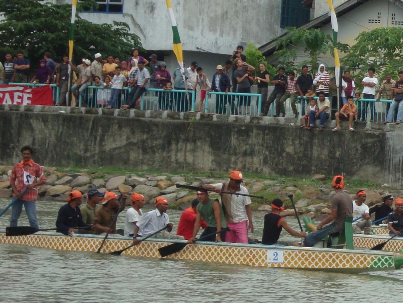 Lomba Perahu Naga