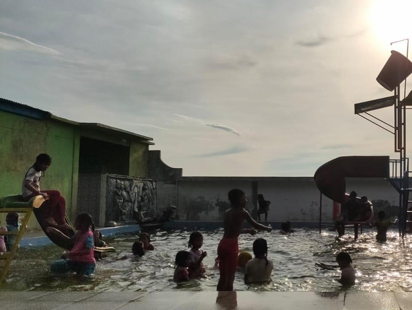 Pemandian Kolam (water Boom) Untuk Anak-anak