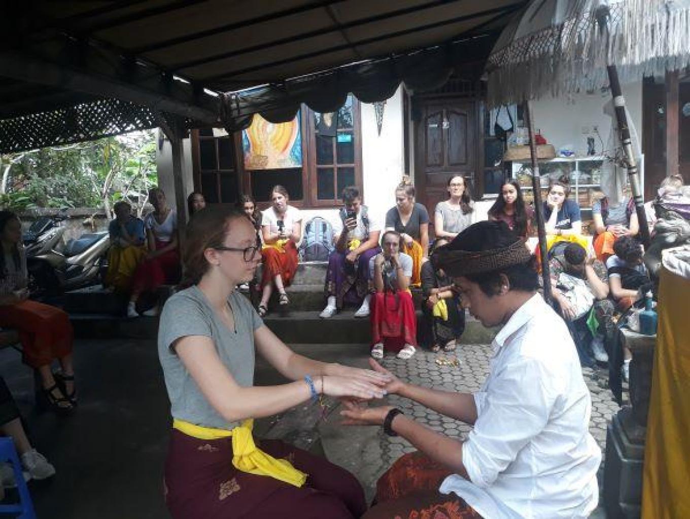 Membaca Garis Tangan Oleh Dukun Lokal