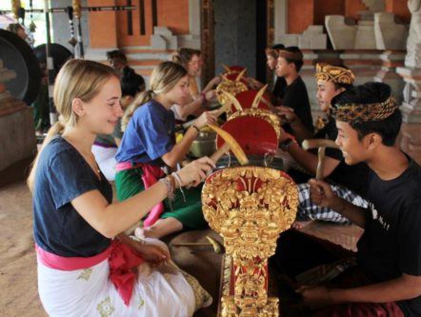 Menabuh Gamelan Bali