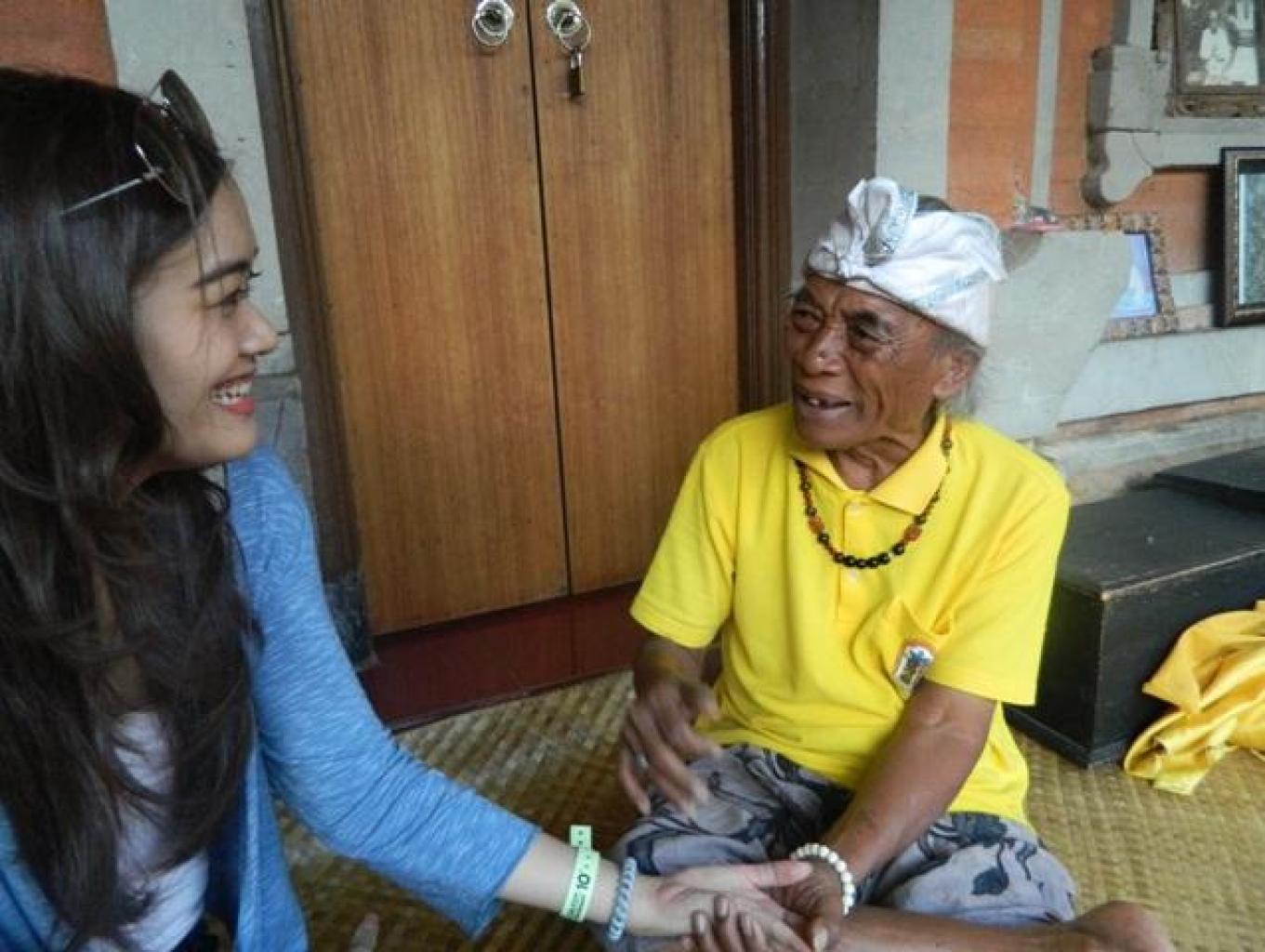 Baca Garis Tangan Bersama Mangku Liyer