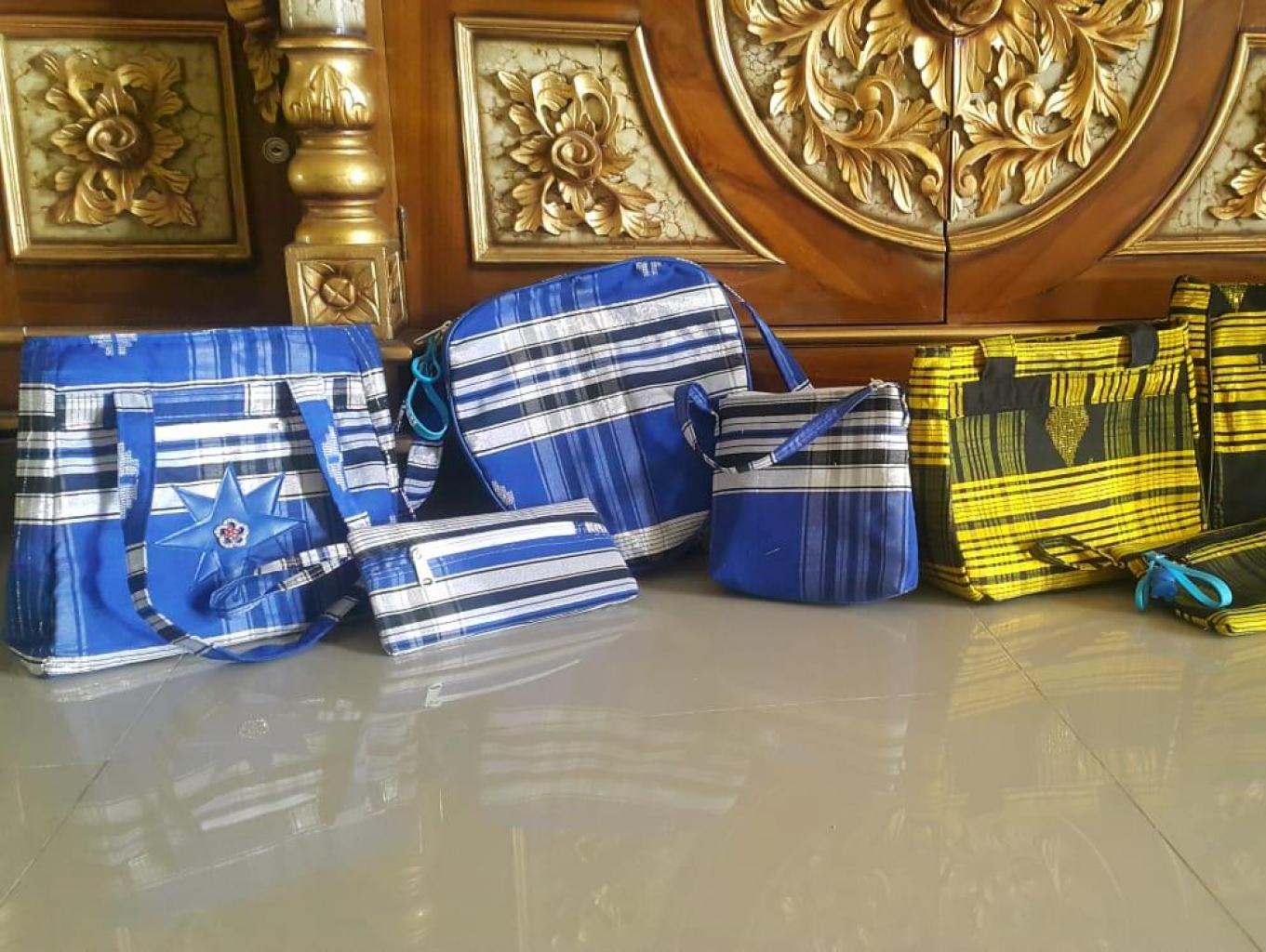 Tas Dan Dompet Yang Terbuat Dari Kain Tenun Wabula
