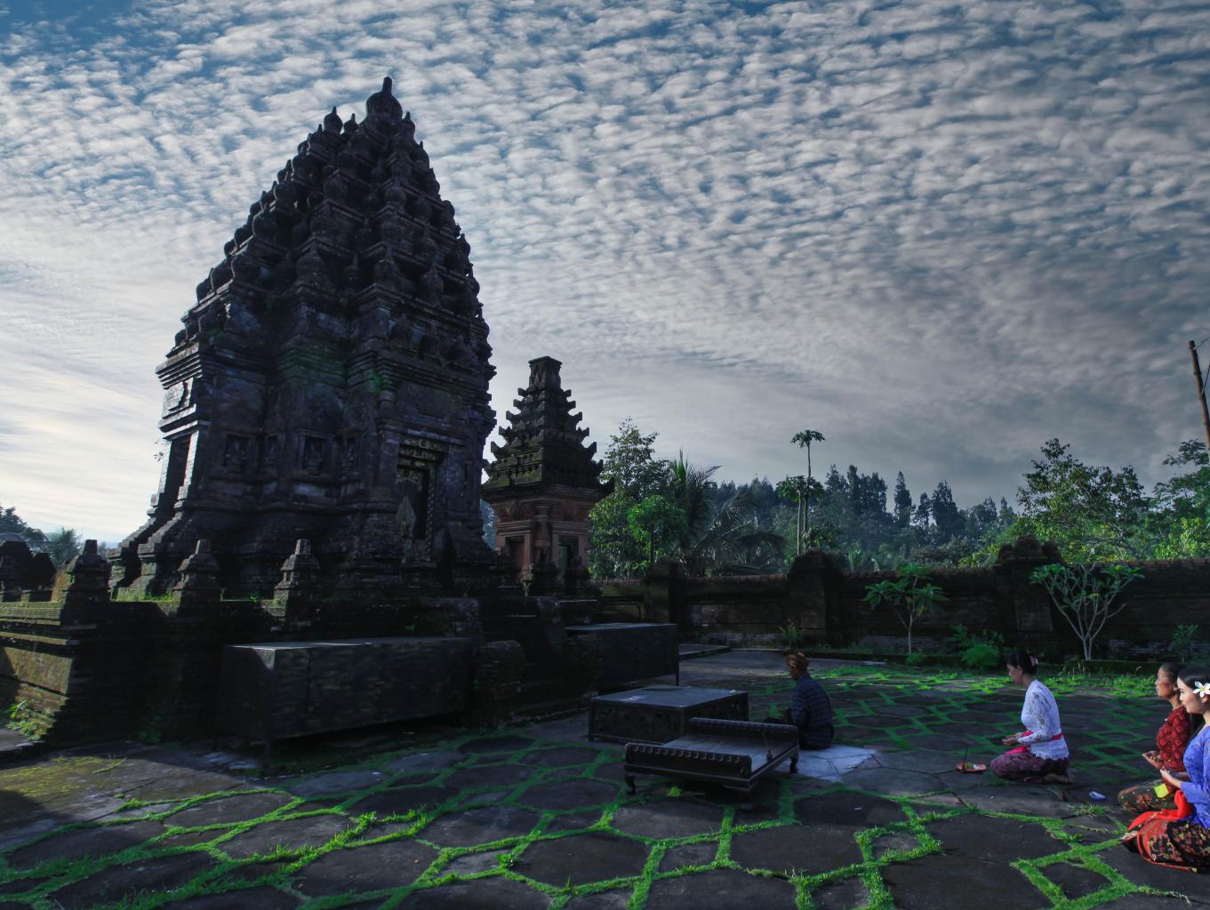 Wisata Spiritual Pura Sapto Argo Sido Langgeng