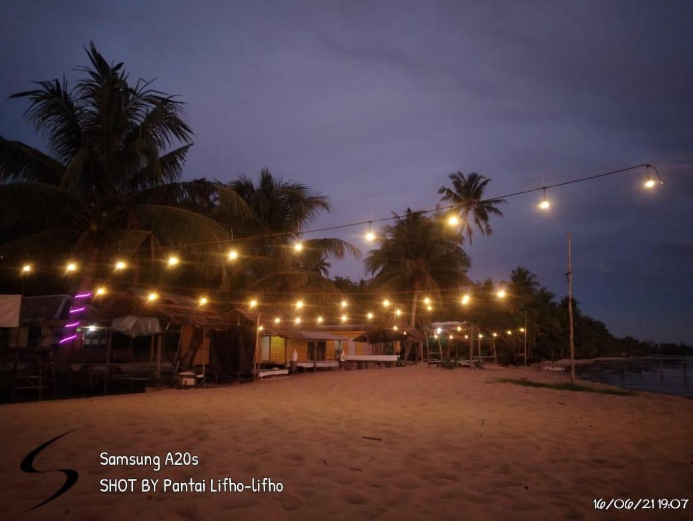 Kegiatan Malam Di Pantai Keraya Lifho Lifho