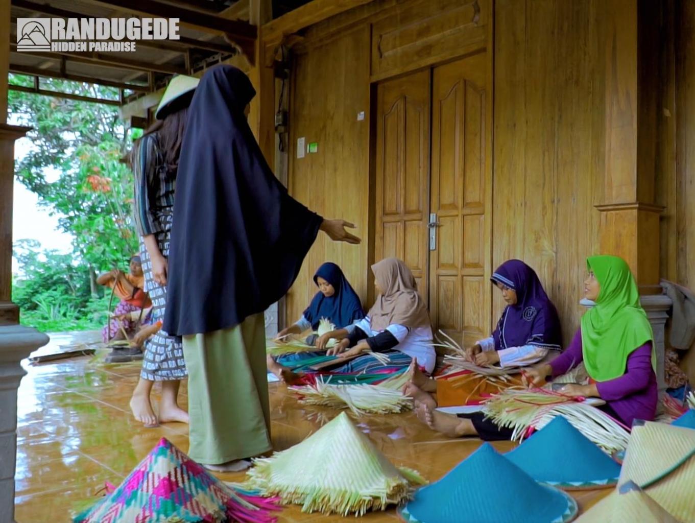 Kerajinan Anyaman Caping